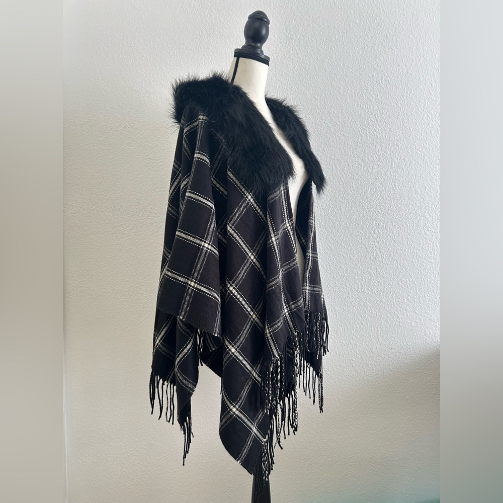 NEW J.CREW Cape With Black Faux Fur Collar Plaid Black/White ONE SIZE - Picture 2 of 11